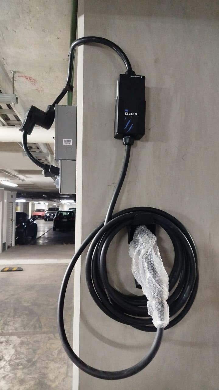 Cargador en estacionamiento