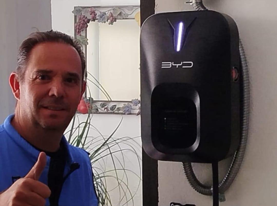 Cargador BYD en pared